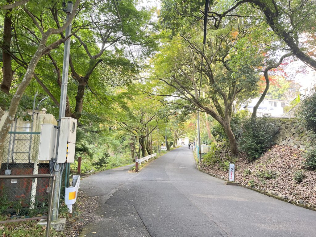 高校の角を曲がってケーブルのりばへ