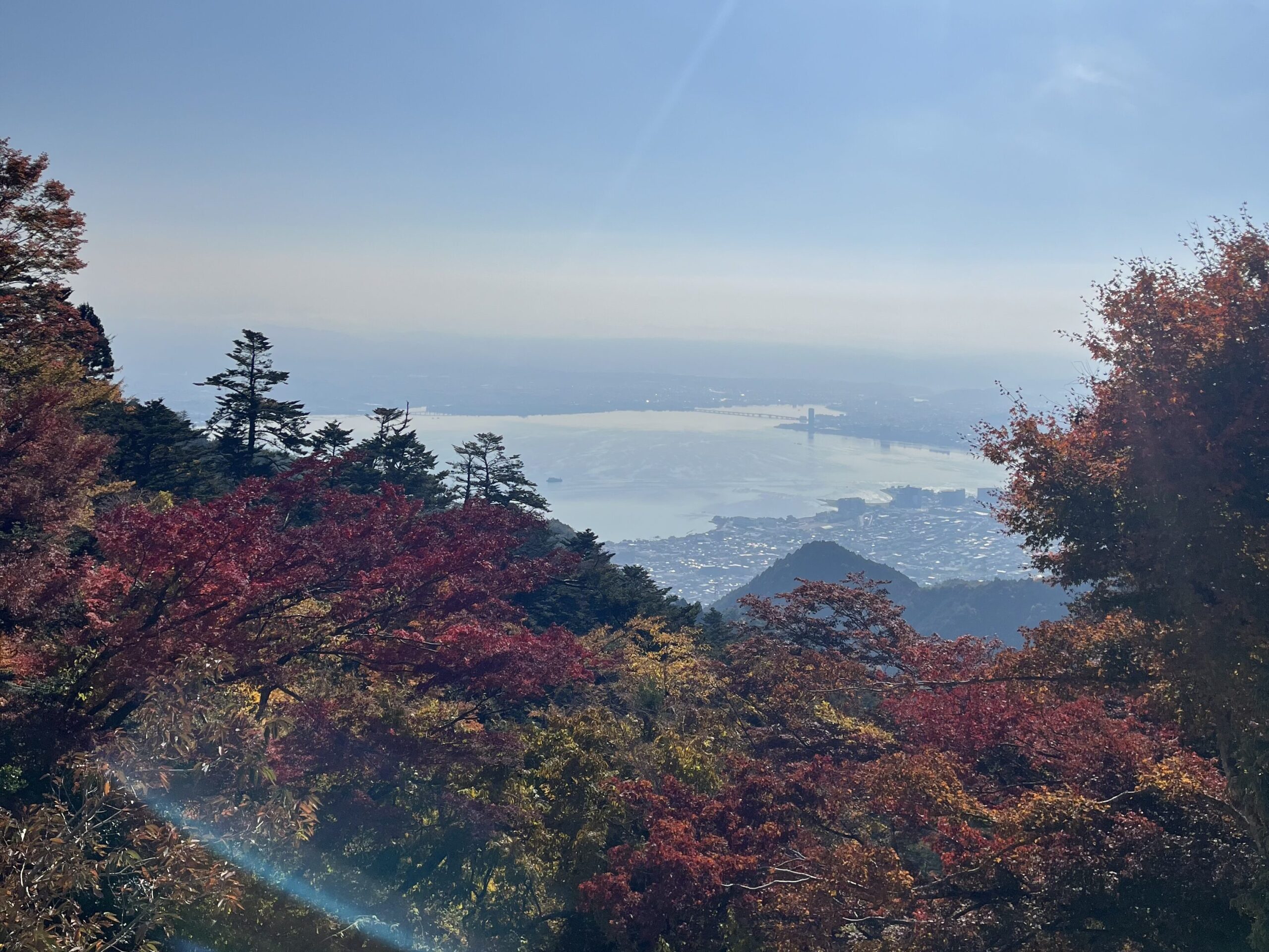 琵琶湖と紅葉